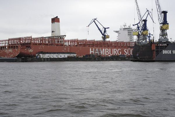 Containerschiff in Dock